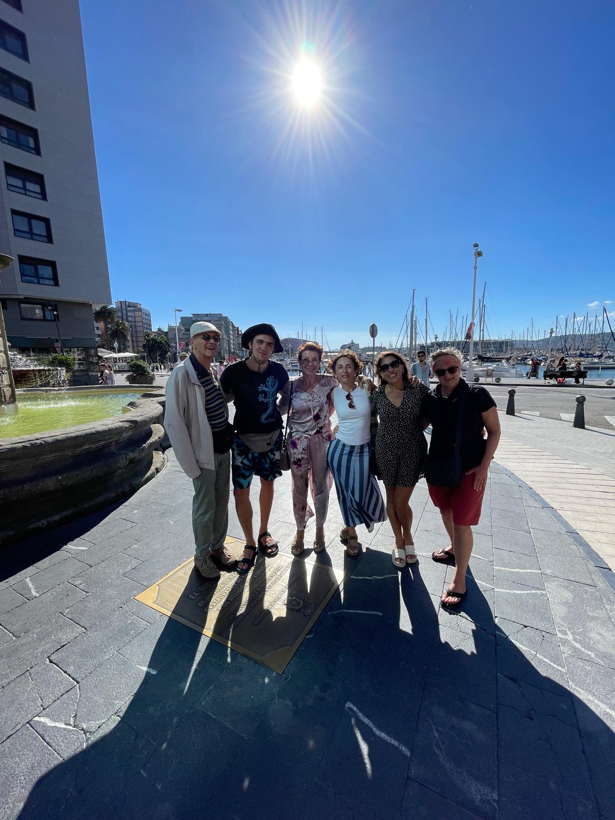 Grupo en el puerto disfrutando del sol