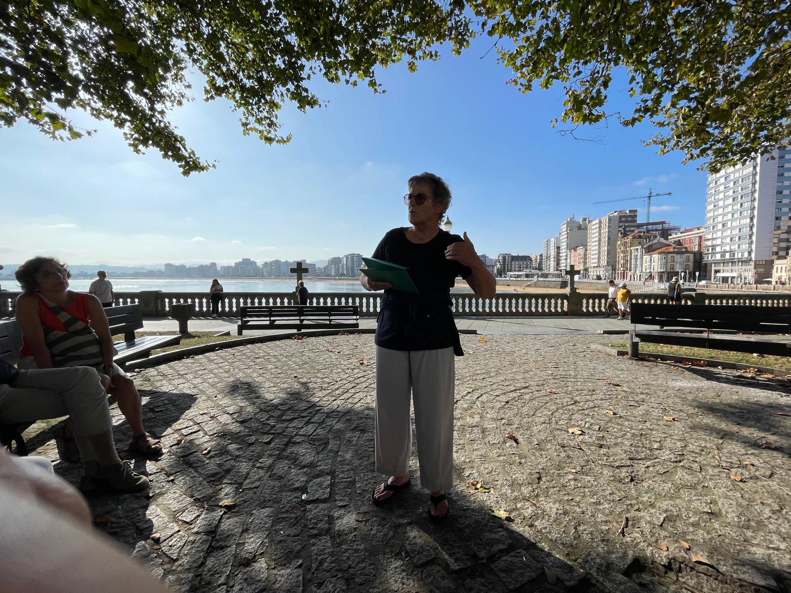 Loreto enseñando en el paseo marítimo de Gijón